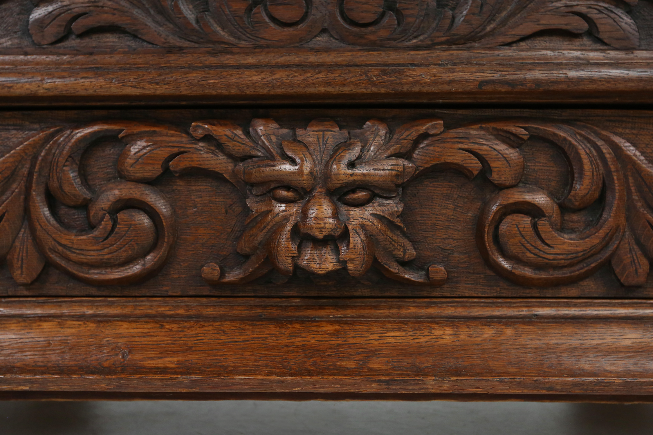 Richly decorated barok style display case in oak, Belgium 20th centurythumbnail